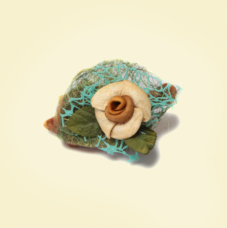 Conchiglia in terracotta con rosa in buccia di bergamotto