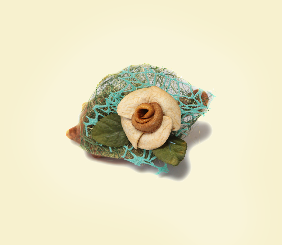 Conchiglia in terracotta con rosa in buccia di bergamotto